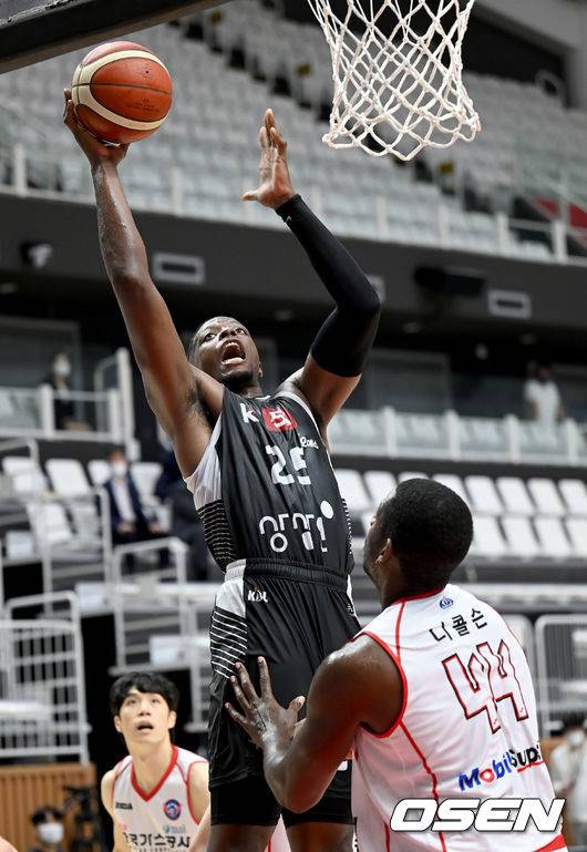 [OSEN=수원, 김성락 기자] 14일 오후 경기도 수원시 서수원칠보체육관에서 ‘2021-2022 KGC 인삼공사 정관장 프로농구’ 수원 KT소닉붐과 대구 가스공사페가수스의 경기가 열렸다.2쿼터, KT 캐디 라렌이 골밑슛을 하고 있다. 2021.10.14&nbsp;/ ksl0919@osen.co.kr