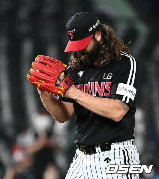 [OSEN=부산, 이대선 기자]6회말 2사 1,2루에서 LG 켈리가 롯데 전준우를 직선타 아웃으로 처리하고 박수치고 있다. 2021.10.14 /sunday@osen.co.kr