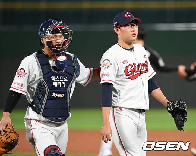 [OSEN=부산, 이대선 기자]1회초 수비를 마친 롯데 안중열과 박세웅이 더그아웃으로 가고 있다. 2021.10.14 /sunday@osen.co.kr