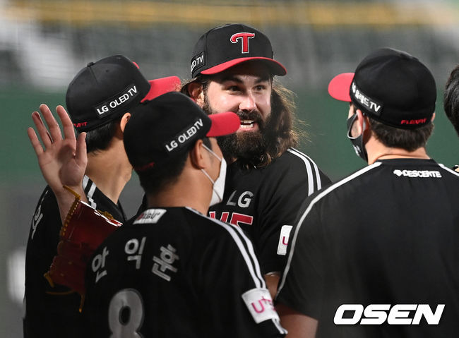 [OSEN=부산, 이대선 기자] 14일 오후 부산 사직야구장에서 ’2021 신한은행 SOL KBO 리그' 롯데 자이언츠와 LG 트윈스의 경기가 열렸다.5회말 2사 2루에서 LG 켈리가 롯데 안중열을 삼진으로 처리하고 더그아웃으로 가며 동료들과 하이파이브를 하고 있다. 2021.10.14 /sunday@osen.co.kr