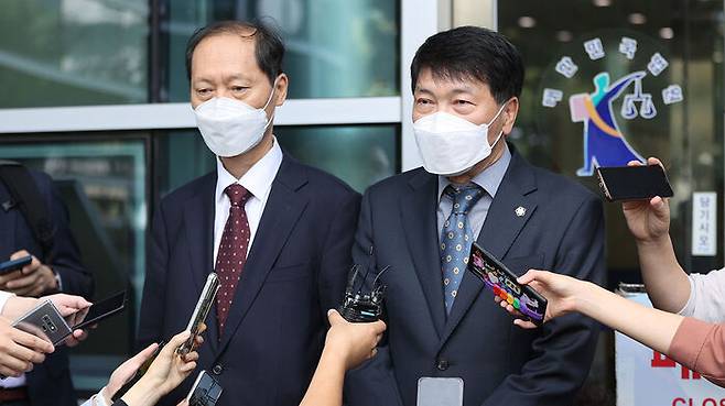 손경식 변호사(오른쪽)