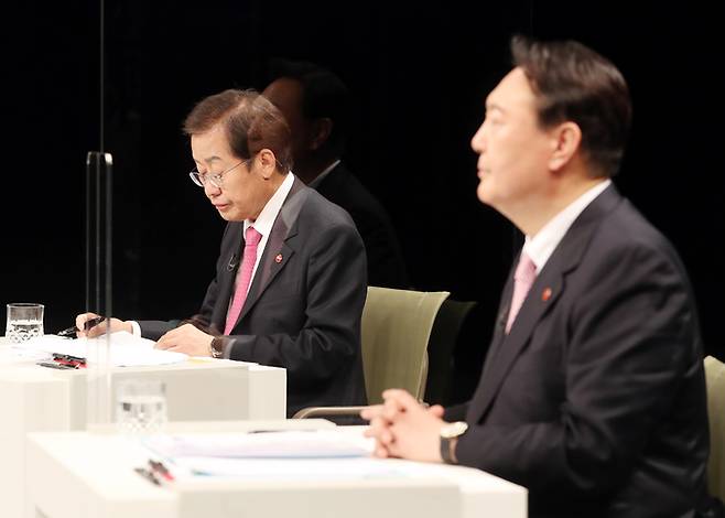 홍준표, 윤석열 국민의힘 대선 경선 후보가 13일 오후 제주시 도남동 KBS제주방송총국에서 진행된 합동토론회에 앞서 리허설을 하고 있다. 뉴스1