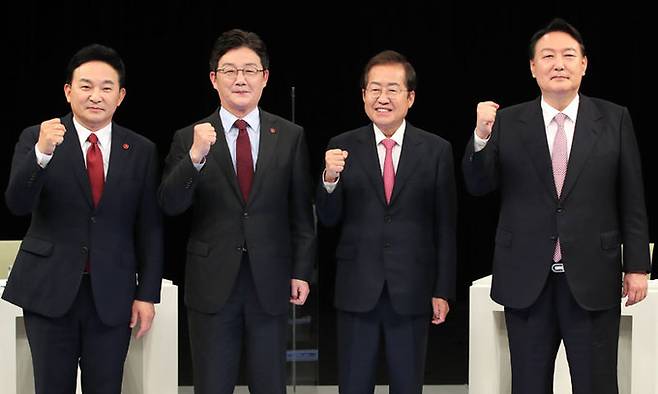 국민의힘 원희룡(왼쪽부터)·유승민·홍준표·윤석열 대선 경선 후보가 13일 제주KBS 방송국에서 열린 합동TV토론회 시작에 앞서 선전을 다짐하고 있다. 제주=뉴시스