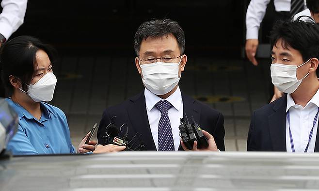 &nbsp;대장동 개발사업 특혜 의혹의 핵심 인물이자 화천대유 대주주 김만배 씨가 14일 서울 서초구 서울중앙지방법원에서 열린 구속 전 피의자심문(영장실질심사)를 마치고 법원을 나오고 있다. 뉴시스