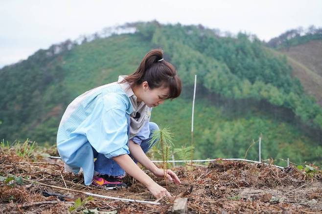 배우 전혜진이 14일 오후 온라인 생중계로 진행된 KBS 새 예능 '오늘부터 무해하게' 제작발표회에서 포즈를 취하고 있다.  자연에서 흔적없이 머물며 탄소제로(중립)생활에 도전하는 필(必)환경 예능 '오늘부터 무해하게'는 오늘(14일) 첫 방송된다. /사진제공=KBS 2021.10.14 /사진=이동훈 기자 photoguy@