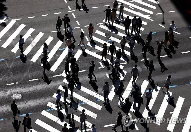 일상회복지원위 첫 회의, 고개 드는 '위드 코로나' (서울=연합뉴스) 류영석 기자 = 정부가 코로나19 일상회복지원위원회 첫 회의를 열면서 단계적 일상 회복(위드 코로나) 조치 논의가 시작된 13일 서울 종로구 일대 횡단보도에서 직장인들이 점심식사를 위해 걸어가고 있다. 2021.10.13 ondol@yna.co.kr