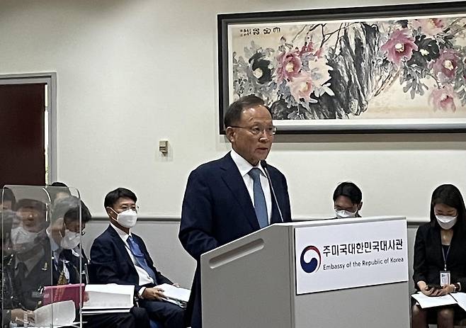 국회 외교통일위원회 국정감사를 받고 있는 이수혁 주미대사 (워싱턴=연합뉴스) 백나리 특파원 = 이수혁 주미대사가 13일(현지시간) 미국 워싱턴DC 주한미대사관에서 열린 국회 외교통일위원회 국정감사에서 업무보고를 하고 있다. 2021.10.13