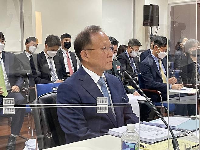 국회 외교통일위원회 국정감사를 받고 있는 이수혁 주미대사 (워싱턴=연합뉴스) 백나리 특파원 = 이수혁 주미대사가 13일(현지시간) 미국 워싱턴DC 주미한국대사관에서 열린 국회 외교통일위원회 국정감사에 임하고 있다. 2021.10.13. nari@yna.co.kr