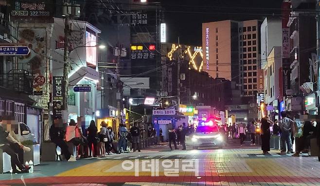 개천절 연휴인 10월 4일 오전 1시 서울 마포구 홍대입구 인근 번화가에 경찰이 모여든 사람들에 해산할 것을 요구하는 모습.(사진=이용성 기자)