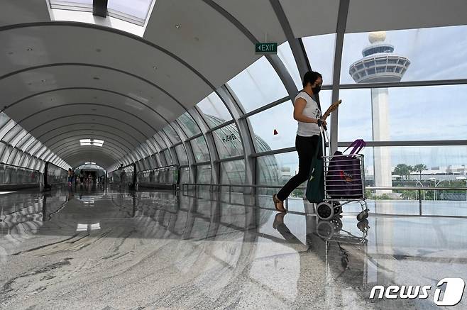 싱가포르 창이국제공항의 한 여행객. © AFP=뉴스1