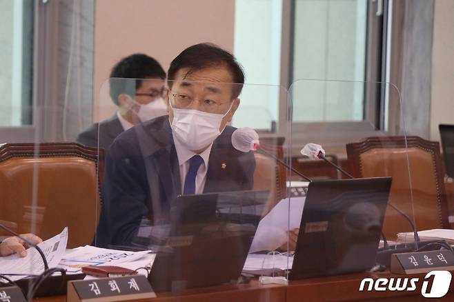 김윤덕 더불어민주당 국회의원이 국정감사에서 질으를 하고 있다.(의원실제공)2021.10.14/뉴스1