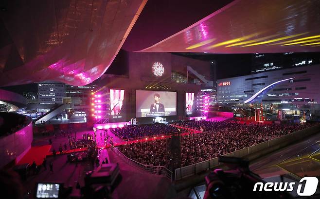 6일 오후 부산광역시 우동 영화의 전당에서 '제26회 부산국제영화제(BIFF)' 개막식이 배우 송중기와 박소담의 진행으로 열리고 있다. 2021.10.6/뉴스1 © News1 권현진 기자