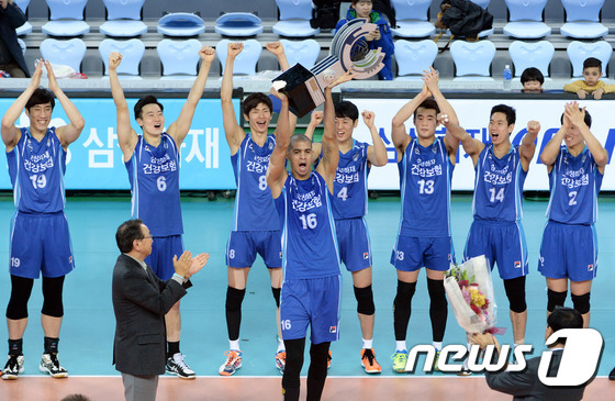 삼성화재 레오가 3일 오후 인천 계양체육관에서 열린 NH농협 2014-2015 프로배구 V리그 남자부 삼성화재와 대한항공의 경기에서 3:0으로 이긴 후 우승 트로피를 들어보이고 있다. © News1 신웅수 기자