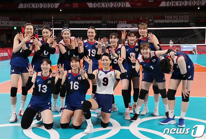 배구 김연경을 비롯한 선수들이 4일 오전 일본 도쿄 아리아케 아레나에서 열린 '2020 도쿄올림픽' 여자 배구 8강 대한민국과 터키의 경기에서 세트 스코어 3대2로 승리를 거둔 후 4강 진출을 의미하는 숫자 4모양으로 기념촬영을 하고 있다. 2021.8.4/뉴스1 © News1 이재명 기자