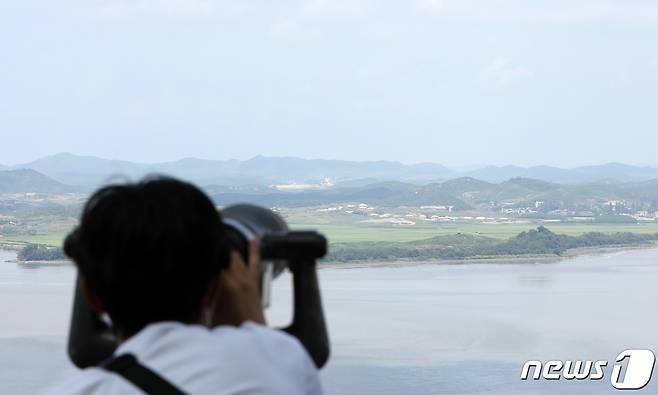 경기도 파주시 오두산전망대에서 관람객들이 망원경으로 북한 황해북도 개풍군 마을을 바라보고 있다. 2021.8.10/뉴스1 © News1 박정호 기자