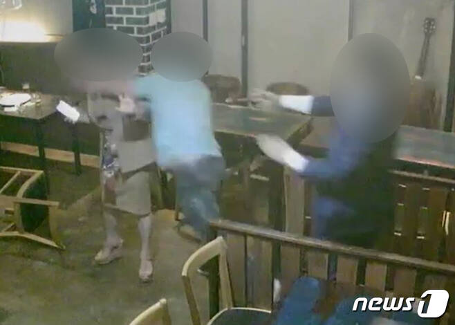 광주 동구의 한 술집에서 사업가가 동석자 여성에게 폭행을 휘두른 모습이 찍힌 CCTV 영상.(독자 제공)/뉴스1 © News1© 뉴스1