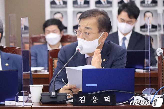 6일 김윤덕 더불어민주당 국회의원이 국토교통부 국정감사에서 질의를 하고 있다.(의원실 제공)2021.10.6/뉴스1