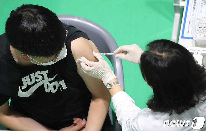 대전 유성구 코로나19 예방접종센터에서 한 시민이  백신을 접종받고 있다. ©News1 김기태 기자