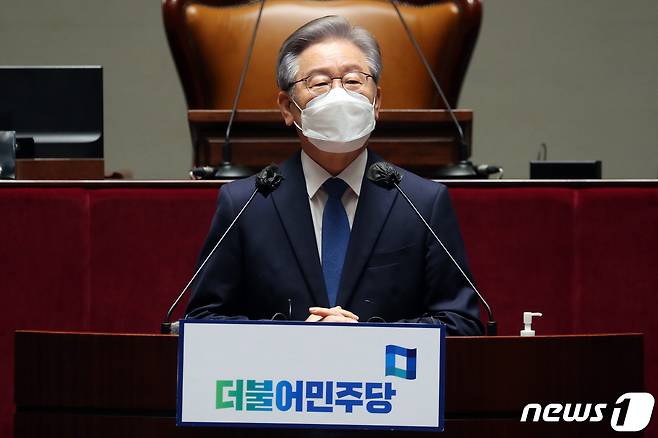 이재명 더불어민주당 대선 후보가 15일 오전 서울 여의도 국회 예결위회의장에서 열린 더불어민주당 의원총회에서 발언하고 있다. 2021.10.15/뉴스1 © News1 이동해 기자