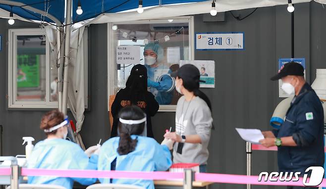 14일 오전 서울 중구 서울역 광장에 마련된 신종 코로나바이러스 감염증(코로나19) 선별진료소를 찾은 시민들이 검사를 받고 있다. 2021.10.14/뉴스1 © News1 구윤성 기자