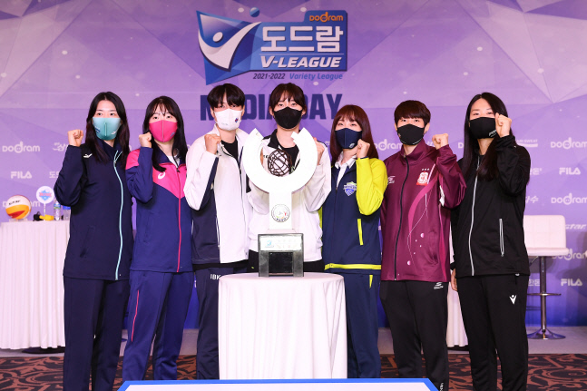 14일 V리그 여자부 미디어데이에 참석한 7개 구단 선수들이 화이팅을 외치고 있다. 제공 | 한국배구연맹