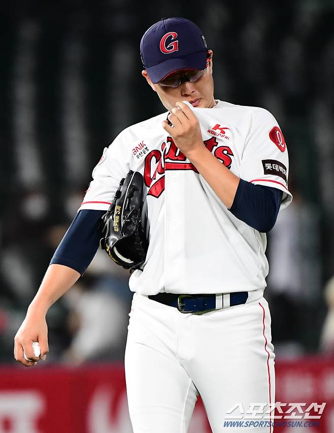 2021 KBO리그 롯데 자이언츠와 LG트윈스의 14일 부산사직야구장에서 열렸다. 롯데 선발 박세웅이 LG 2회초 무사 1,3루에서 유강남에게 2타점을 허용하고 있다.   부산=최문영 기자 deer@sportschosun.com /2021.10.14/