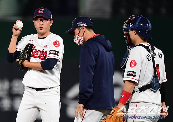 2021 KBO리그 롯데 자이언츠와 LG트윈스의 14일 부산사직야구장에서 열렸다. 롯데 선발투수 박세웅이 LG 1회초 2사 1,2루 이영빈 타석때 포수 안중열의 방문을 받고 있다.  부산=최문영 기자 deer@sportschosun.com /2021.10.14/
