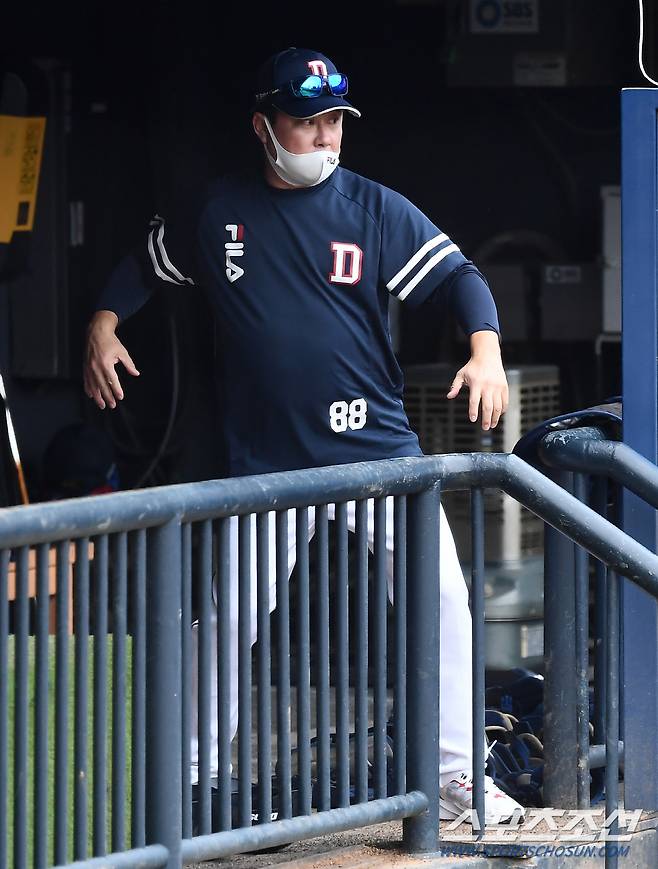 2021 KBO리그 두산 베어스와 NC 다이노스의 경기가 15일 잠실구장에서 열린다. 두산 곽빈의 불펜 피칭을 지켜보던 김태형 감독이 투구폼에 대해 지도하고 있다. 잠실=박재만 기자 pjm@sportschosun.com/2021.10.15/