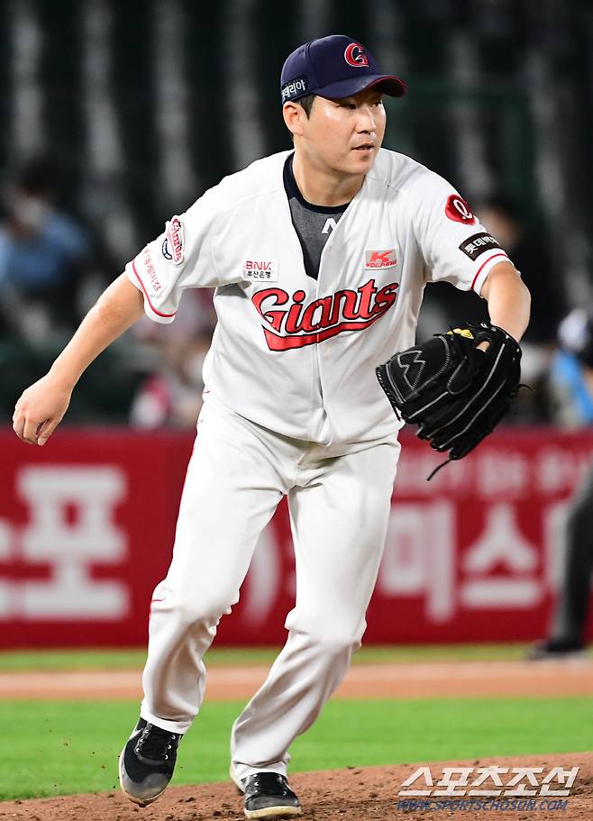 2021 KBO리그 롯데 자이언츠와 LG트윈스의 15일 부산사직야구장에서 열렸다. 롯데 선발 이인복이 6회초 무사 2루에서 오지환의 타구를 수비하기 위해 쇄도하고 있다. 부산=최문영 기자 deer@sportschosun.com /2021.10.15/