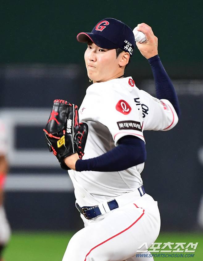 2021 KBO리그 롯데 자이언츠와 LG트윈스의 15일 부산사직야구장에서 열렸다. 롯데 투수 최준용이 8회초 LG 타선을 상대하고 있다. 부산=최문영 기자 deer@sportschosun.com /2021.10.15/