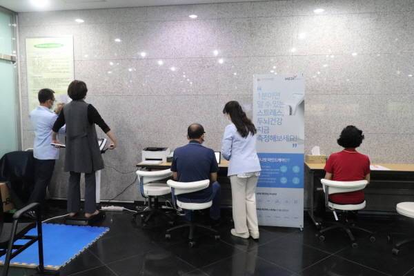 건강체험관에서 방문고객 대상으로 인바디검사, 뇌파‧맥파스트레스 검사 등을 진행하고 있다./건협제주제공