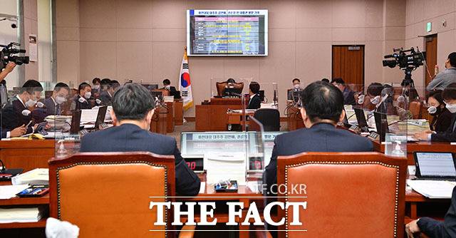 국감에서 빠지지 않는 '대장동 의혹'. 유상범 국민의힘 의원이 화천대유 대주주인 김만배 씨가 권순일 전 대법관을 방문했던 자료를 공개하고 있다.