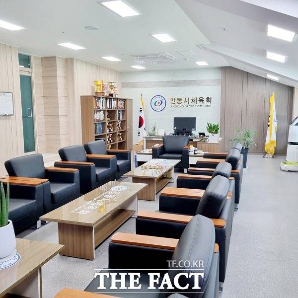 안윤효 안동시체육회장이 지난해 취임과 동시에 안동시민운동장의 선수들 탈의실을 뜯어고쳐 자신의 회장 집무실로 탈바꿈했다. 안 회장 집무실에는 침대와 고급 소파, 개인 샤워장 등을 별도로 만들어 ‘안동시체육회’라는 현판만 빼면 마치 고급오피스텔에 들어온 듯 착각을 불러일으킨다./안동=황진영 기자