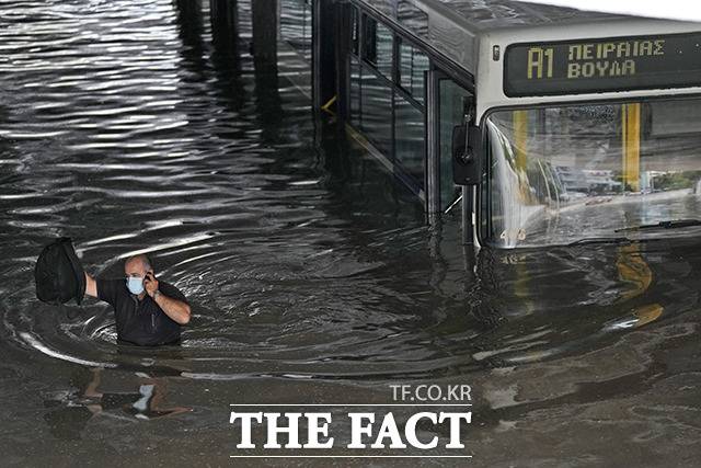 물에 잠겨버린 버스. / 아테네=AP.뉴시스