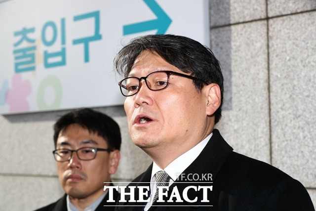 이광철(오른쪽) 전 청와대 민정비서관이 김학의 전 법무부 차관 출국금지 관련 사건을 수사한 검찰을 작심 비판했다. /뉴시스