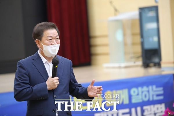 광명시는 코로나19 장기화에 따라 코로나와 공존하는 일상생활을 준비하기 위해 ‘안전하고 지속 가능한 코로나19와의 공존’을 주제로 광명 이목(二木)포럼을 개최했다고 15일 밝혔다./광명시제공