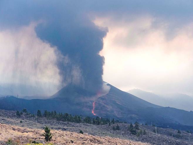지난 10일 촬영된 라팔마섬의 화산 분출 장면. /EPA 연합뉴스