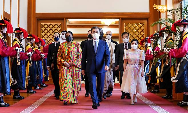 문재인 대통령이 15일 청와대에서 주한대사 신임장 제정식을 마친 후 신임 주한대사들과 접견장으로 향하고 있다. /연합뉴스