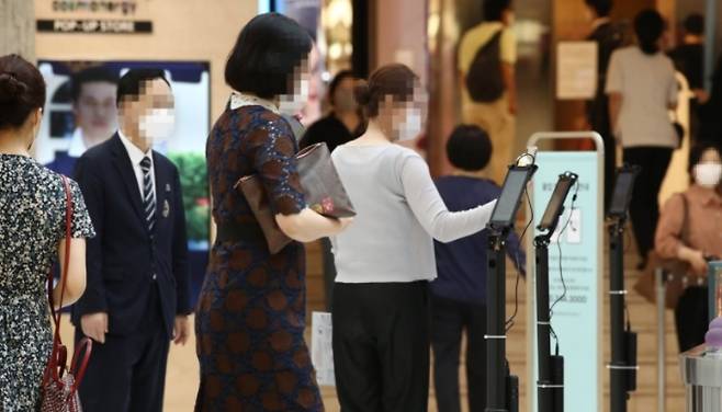 내주 월요일인 18일부터 이달말까지 2주간 수도권 4단계, 비수도권 3단계 등 사회적 거리두기 단계는 그대로 유지되지만 일부 방역 조치가 완화된다. 내달 초 단계적 일상회복 전환을 앞두고 백신 접종완료자를 중심으로 일부 일상회복을 지원하는 것이다. 방역당국은 향후 2주동안 방역상황이 안정적으로 관리된다면 11월 초부터 본격적인 새로운 방역체계 전환이 가능해질 것으로 보고 있다. 연합뉴스 제공
