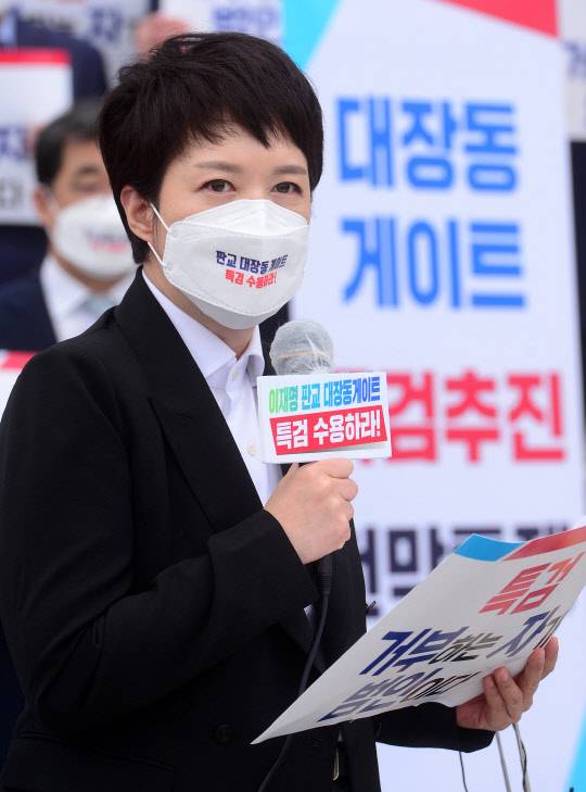 김은혜 국민의힘 의원이 지난 8일 국회 본청 앞 계단에서 열린 '대장동 게이트 특검 추진 천막투쟁본부 출정식'에서 발언하고 있다. 국회사진기자단=연합뉴스