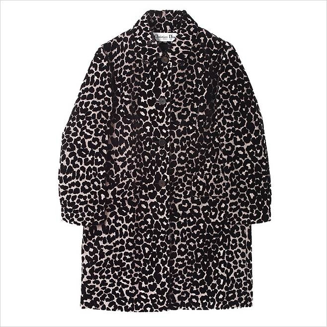 벨벳 소재의 레오퍼드 코트는 가격 미정, Dior.