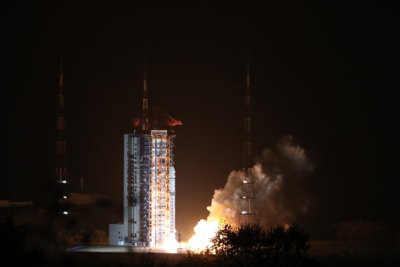중국 최초의 태양탐사위성 시허(羲和)를 탑재한 장정-2D 로켓이 14일 중국 북부 산시성 타이위안 위성발사센터에서 발사되고 있다. /사진=뉴시스