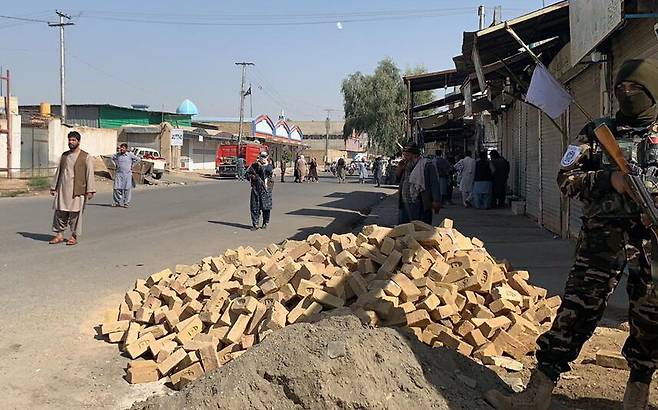 15일 아프가니스탄 칸다하르 시아파 모스크에서 폭탄 테러가 일어난 뒤 탈레반 병력이 통행을 통제하고 있다. 칸다하르/EPA 연합뉴스