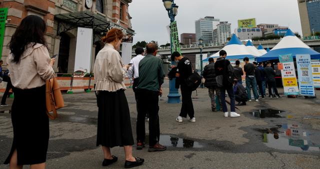 15일 서울역광장에 설치된 임시선별검사소를 찾은 시민들이 코로나19 검사를 받기 위해 대기하고 있다. 뉴시스