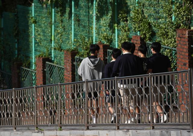 23일 오후 서울 강남구 대치동의 한 중·고등학교에서 학생들이 하교를 하고 있다. 연합뉴스