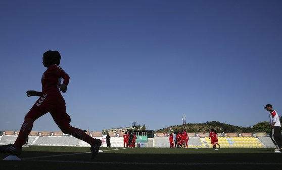 탈레반의 여성 인권 탄압을 피해 카타르 도하로 대피한 아프가니스탄 여자축구 선수들. [AP=연합뉴스]