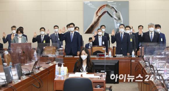 임혜숙 과학기술정보통신부 장관, 용홍택 1차관, 조경식 2차관, 이경수 혁신본부장 등이 1일 오전 서울 여의도 국회에서 열린 과학기술정보방송통신위원회의 과학기술정보통신부, 우정사업본부 등에 대한 국정감사에 출석해 증인선서를 하고 있다.