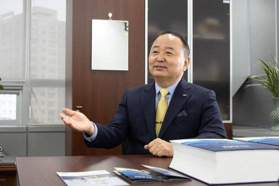 김영석 한국선급 함정사업단장이 8일 한국선급 사무실에서 인터뷰를 하고 있다. 사진 한국선급