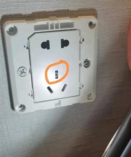 중국 후난성 천저우시의 한 호텔 객실 콘센트에 설치돼 있던 몰래카메라. [웨이보 캡쳐]