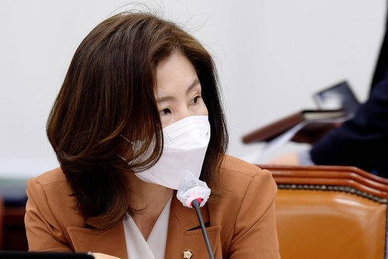 13일 오전 서울 여의도 국회에서 열린 국회 보건복지위원회의 국민연금공단에 대한 국정감사에서 김미애 국민의힘 의원이 질의 하고 있다. 연합뉴스